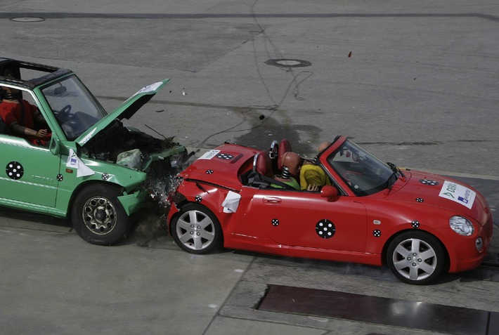 Aktuelle Crashtests von DEKRA und AXA Winterthur in Wildhaus/Schweiz / &quot;Kleine Flitzer oben ohne&quot; - Sicher unterwegs mit Kompakt-Cabrios?