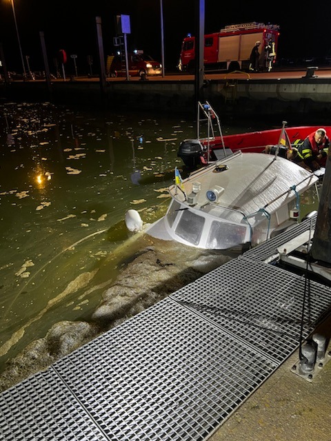 WSPI-OLD: Gesunkenes Motorboot im Hafen Neßmersiel