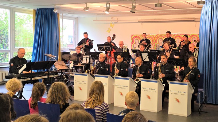 ZPD-H: Ein klangvolles Zeichen der Solidarität: Polizeiorchester erspielt Spenden für von Vandalismus geschädigte Grundschule