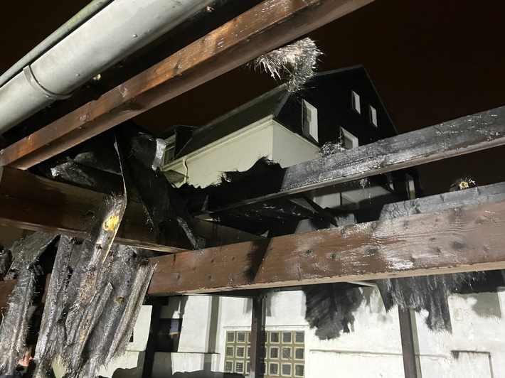 FW-MH: Carport-Dach in Mülheimer Altstadt in Brand geraten - Keine Verletzten