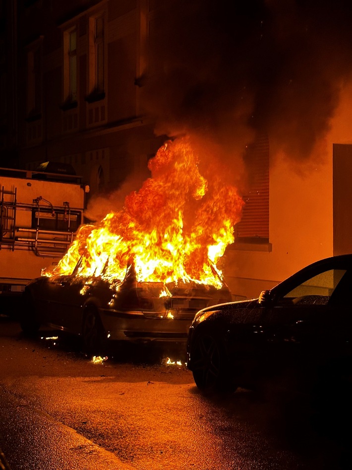 POL-DU: Obermeiderich/Wanheimerort: Auto und Mofa brennen lichterloh - Kripo sucht Zeugen