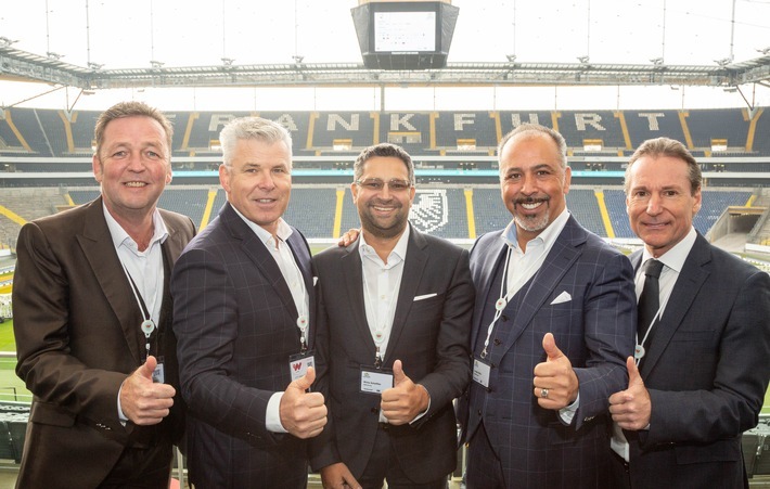 Einzigartige Vernetzung von innovativem Mobile Payment und Cashback mit Arena, Einzelhandel und E-Commerce / Freuen sich gemeinsam über ein erfolgreiches Event: die drei externen Vertriebsvorstände Peter Grünewald (Verwaltungsrat MPM Group), Michael Scheibe (CEO COOINX) und Mirko Scheffler (Verwaltungsratsvorsitzender MPM Group) sowie seitens wee Cengiz Ehliz (Gründer von wee) und Oliver Kaiser (Beiratsvorsitzender weeSports & Entertainment). Weiterer Text über ots und www.presseportal.de/nr/122695 / Die Verwendung dieses Bildes ist für redaktionelle Zwecke honorarfrei. Veröffentlichung bitte unter Quellenangabe: "obs/weeCONOMY AG"