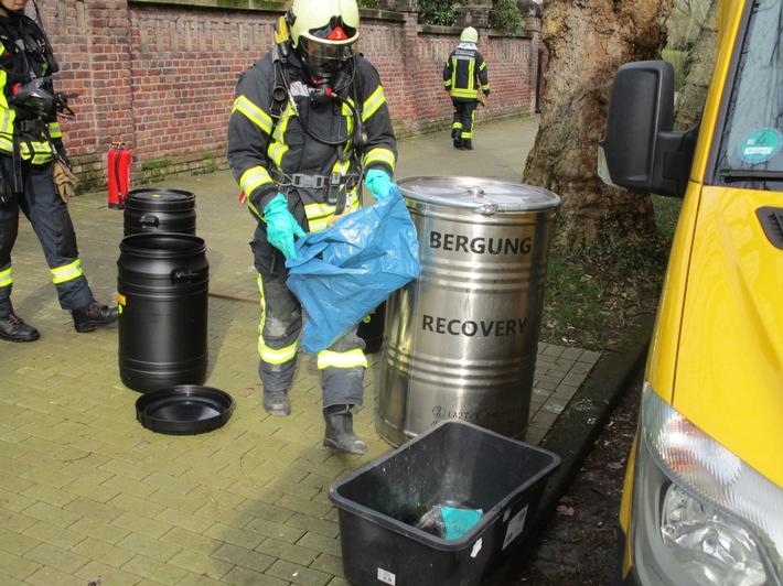 FW-GE: Undichtes Paket löst Feuerwehreinsatz aus - Paketbote verletzt