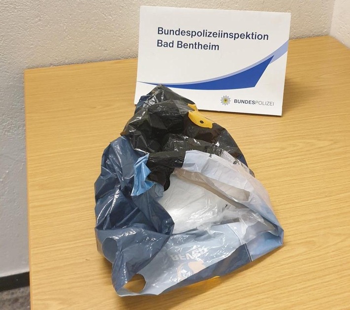 BPOL-BadBentheim: Amphetamin im Wert von rund 10.000 Euro beschlagnahmt / Drogenkurier in Untersuchungshaft