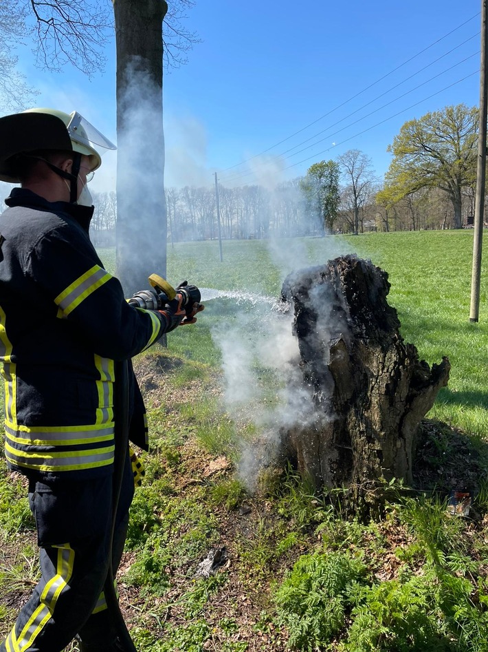 FW-Schermbeck: Brennender Baumstumpf sorgte für Einsatz