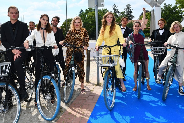 Pheline Roggan kam mit zahlreichen Stars des deutschen Films mit dem Fahrrad statt Limousine zur Preisverleihung des Deutschen Filmpreises 2022 / Foto: Swapfiets/AEDT