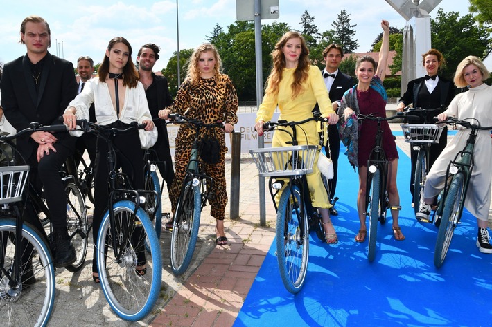 Mit Fahrrad statt Limousine zum Deutschen Filmpreis 2022 – In Kooperation mit Swapfiets setzen zahlreiche Schauspieler:innen ein Zeichen für mehr Umweltbewusstsein in der Filmbranche