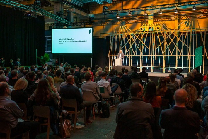 Tarek Al-Wazir auf der Bühne des IMPACT FESTIVAL mit seinem Vortrag "WirrtschaftsWandel - Time for economical change" / Weiterer Text über ots und www.presseportal.de/nr/165023 / Die Verwendung dieses Bildes für redaktionelle Zwecke ist unter Beachtung aller mitgeteilten Nutzungsbedingungen zulässig und dann auch honorarfrei. Veröffentlichung ausschließlich mit Bildrechte-Hinweis.
