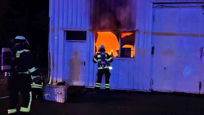 FW-DO: Werkstattbrand auf Möbelhausgelände Roller