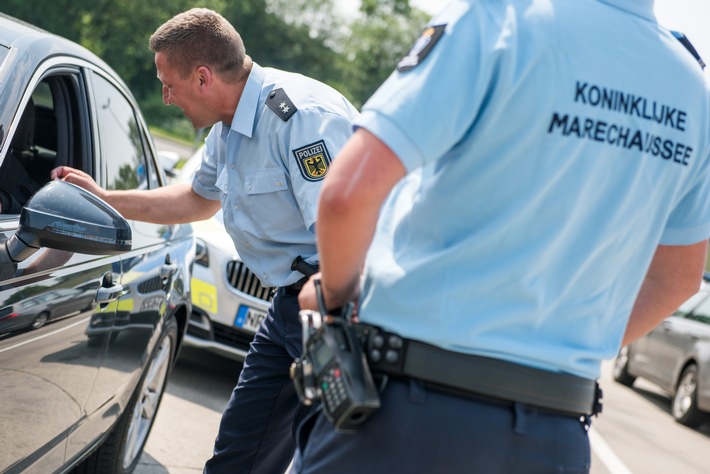 BPOL-BadBentheim: Gefälschter Führerschein - Grenzüberschreitendes Polizeiteam entdeckt Urkundenfälschung