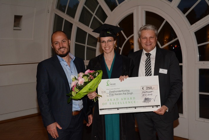 Fernstudentin und Dreifachmutter: Kerstin Pal Singh aus Bonn erhält AKAD Award of Excellence