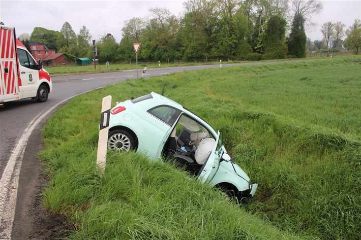 POL-DN: Unfall auf der L226 - Pkw landet im Graben