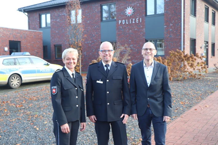 POL-EL: Emlichheim - Hubert Timmer in den Ruhestand verabschiedet - Holger Grosser wird neuer Stationsleiter in Emlichheim