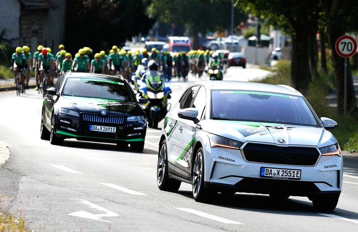 ŠKODA AUTO Deutschland unterstützt die Tour der Hoffnung – Prominenten-Peloton macht Station in der Zentrale in Weiterstadt