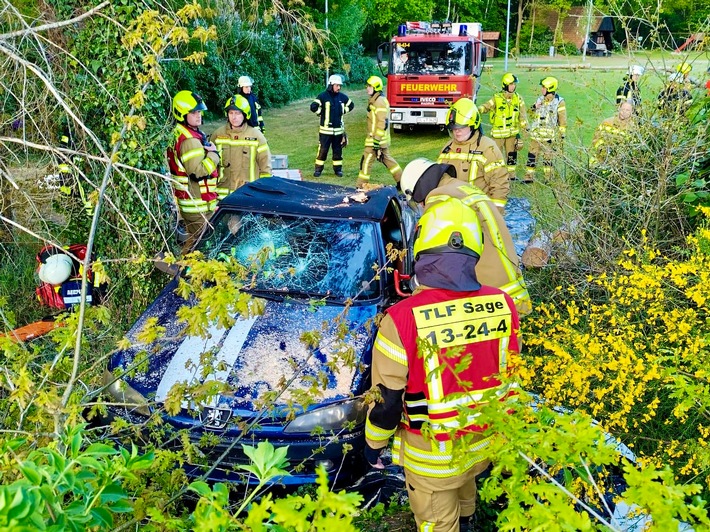 FW-OLL: Realistische Verkehrsunfallübung der Feuerwehren Sage und Huntlosen