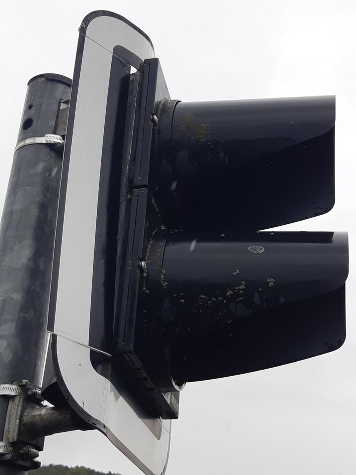 BPOL-KS: Lichtzeichenanlage von Bahnübergang beschädigt