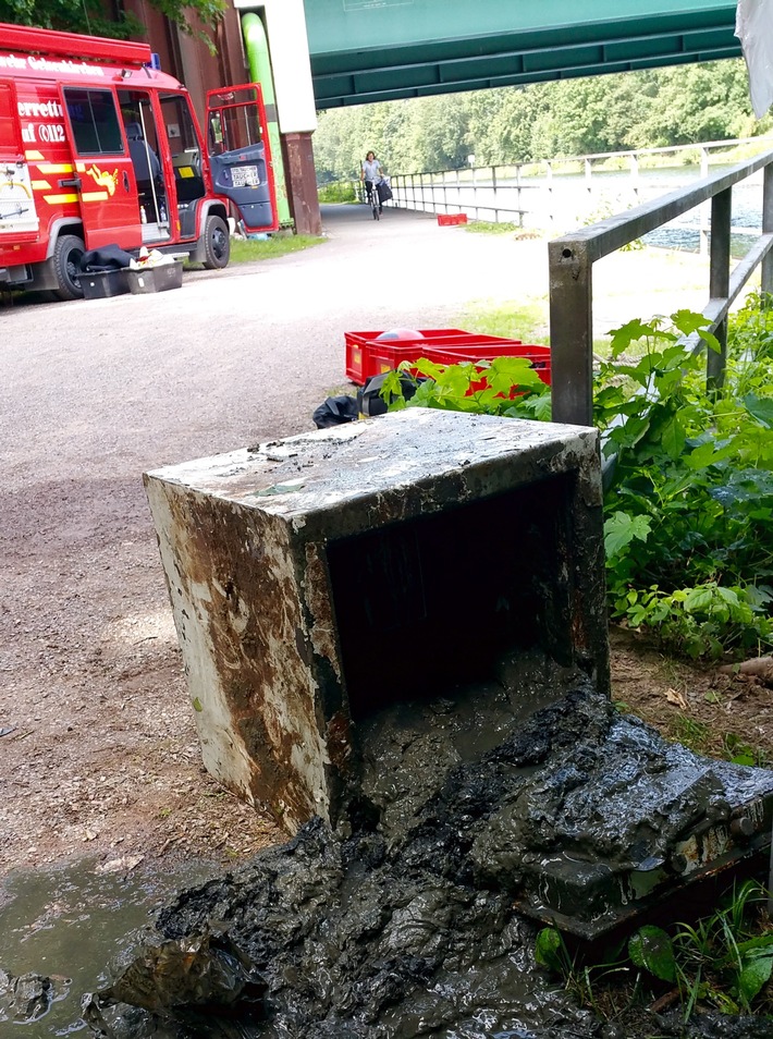 FW-GE: Taucher der Feuerwehr bergen Tresor aus Rhein-Herne-Kanal