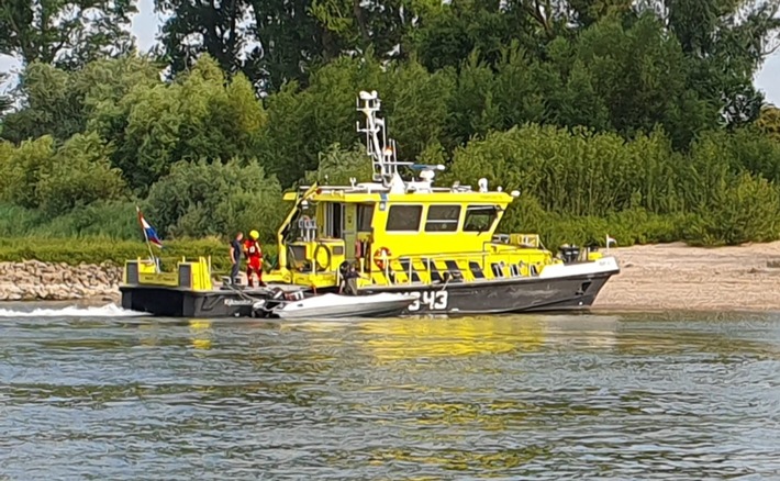 POL-DU: Duisburg/Emmerich-Hüthum: Sportboot kentert - Sieben Personen im Wasser