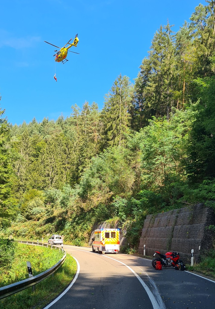 POL-PDLD: Notarzt aus Hubschrauber zu schwerverletztem Motorradfahrer abgeseilt