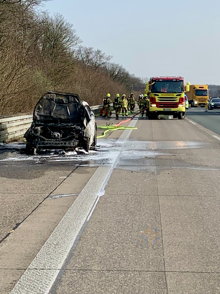 FW Ratingen: Pkw-Brand auf der Autobahn 3