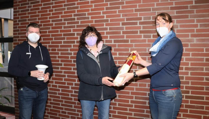 POL-HX: Polizei händigt gestohlene Osterkerze aus