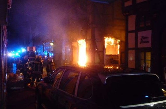 POL-NI: Brand eines Mehrfamilienhauses Zeugen werden gebeten, sich bei der Polizei zu melden