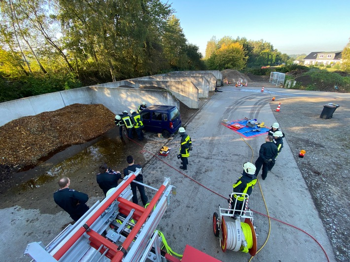 FW-EN: Dreizehn neue Einsatzkräfte für die Feuerwehr