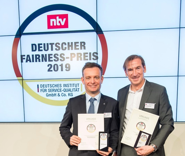 Deutscher Fairness-Preis für die Renault Bank: Generaldirektor Pierre-Yves Beaufils und Dirk Kirschenhofer, Direktor Vertrieb, bei der Preisverleihung am 24. Oktober 2019 in Berlin. 
Foto: Thomas Ecke / DISQ / n-tv / Weiterer Text über ots und www.presseportal.de/nr/125879 / Die Verwendung dieses Bildes ist für redaktionelle Zwecke honorarfrei. Veröffentlichung bitte unter Quellenangabe: "obs/Renault Bank Geschäftsbereich der RCI Banque S.A. Niederlassung Deutschland/Thomas Ecke / DISQ / n-tv"