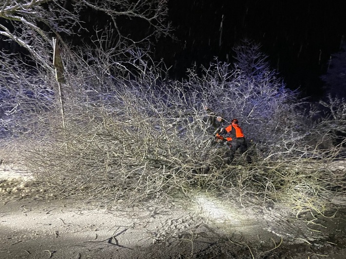 FW-EN: Baum blockiert Fahrbahn