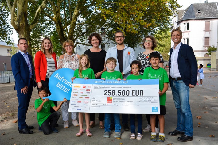 &quot;Deutschland rundet auf&quot; überreicht EUR 258.500 an gemeinnützige  Organisation climb für Lernferien-Programm