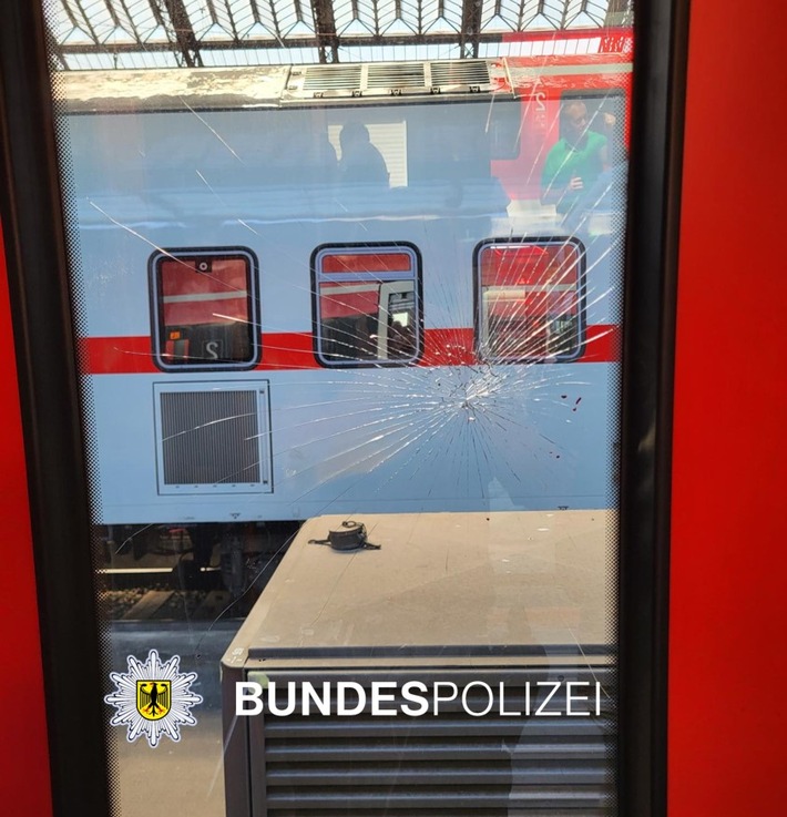 BPOL NRW: Faustschlag gegen die Scheibe: Bundespolizei ermittelt nach Sachbeschädigung im Zug