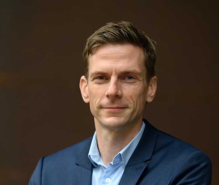 Enrico Bach wird Head of Content Development bei dpa. Zu Jahresbeginn 2022 übernimmt Enrico Bach die neu geschaffene Position bei der Deutschen Presse-Agentur (dpa) in Berlin. Der 40-Jährige kommt von der Dresdner Mehrwertmacher GmbH und war dort als Consultant und journalistischer Coach tätig. / Weiterer Text über ots und www.presseportal.de/nr/8218 / Die Verwendung dieses Bildes ist für redaktionelle Zwecke unter Beachtung ggf. genannter Nutzungsbedingungen honorarfrei. Veröffentlichung bitte mit Bildrechte-Hinweis.