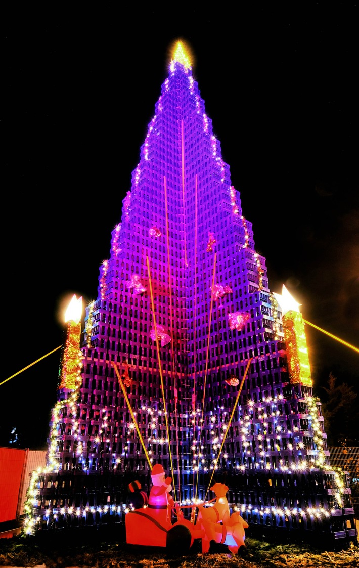 RID-Weltrekord in Gera: Ehrenamtler bauen &quot;größten &gt;Weihnachtsbaum&lt; aus Getränkekisten&quot; - vor Ort bestätigt vom &quot;Rekord-Institut für Deutschland&quot;