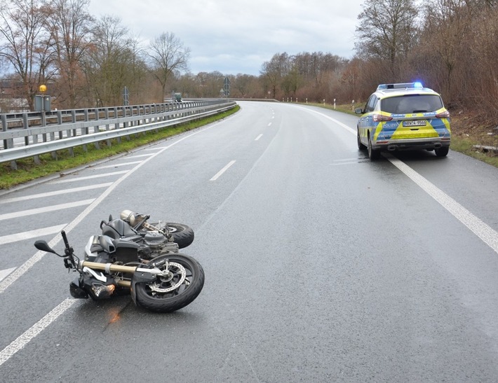 POL-HF: Motorrad stürzt bei Nässe- Fahrer verletzt ins Krankenhaus