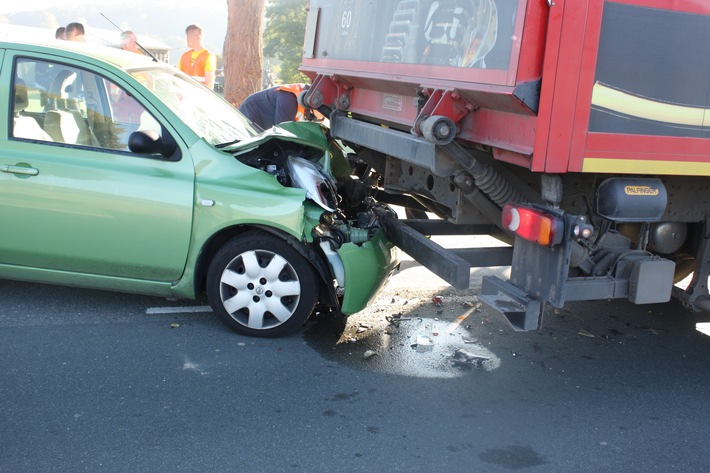 POL-HX: Auto prallt gegen bremsenden Lastwagen