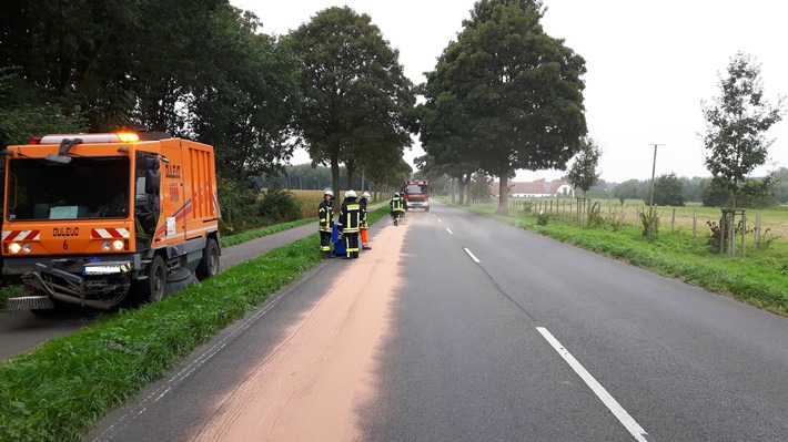 FW-KLE: Ölspur führt zu Behinderungen auf der Bundesstraße 57 in Bedburg-Hau