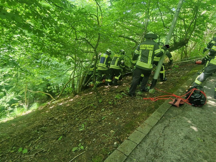 FW-EN: Wetter - Menschenrettung aus unwegsamen Gelände