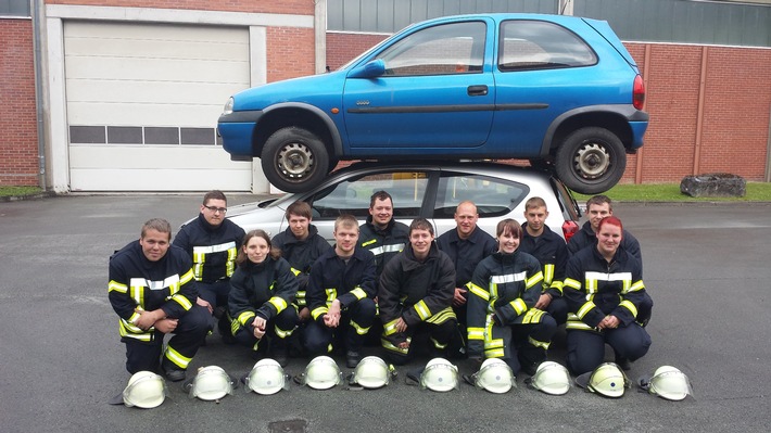 FW-AR: Arnsberger Feuerwehr bekommt 13 frisch ausgebildete Einsatzkräfte