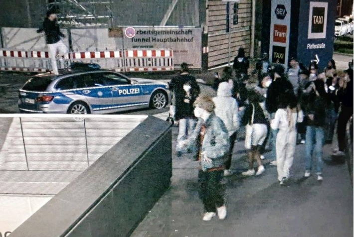 Bundespolizeidirektion München: "Tanz" auf Dienst-Kfz zeugt von Respektlosigkeit / 18-Jähriger verwechselt Motorhaube und Dach eines Polizei-Einsatzfahrzeuges mit Bühne und belustigt Gruppe mit Tanzeinlage