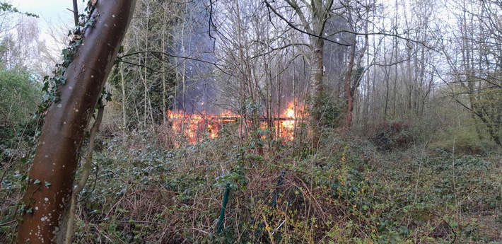 FW Bremerhaven: Lehe-Eckernfeld: Feuerwehr Bremerhaven bekämpft Gartenlaubenbrand