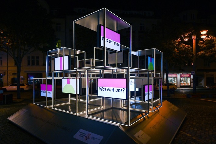 Einheitsexpo Halle an der Saale - Cubes - Die Bundesregierung / Die Bundesregierung präsentiert sich zum Tag der Deutschen Einheit / Weiterer Text über ots und www.presseportal.de/nr/157804 / Die Verwendung dieses Bildes ist für redaktionelle Zwecke unter Beachtung ggf. genannter Nutzungsbedingungen honorarfrei. Veröffentlichung bitte mit Bildrechte-Hinweis.