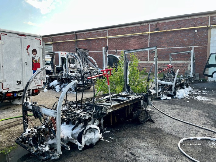 FW-BO: Fahrzeugbrand in einer Lagerhalle