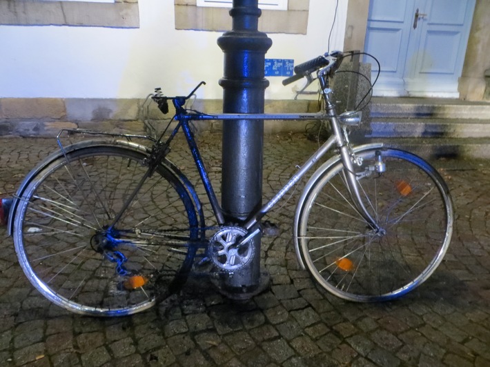 POL-HM: Bewusstlose Person liegt neben brennendem Fahrrad