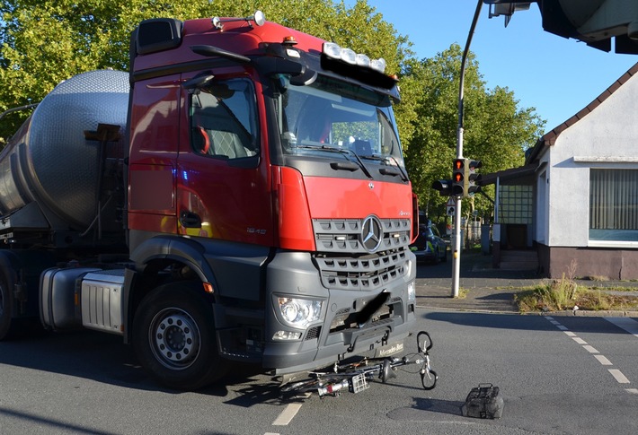 POL-HF: Sattelzug stößt mit Fahrrad zusammen - 25-jährige Herforderin verletzt