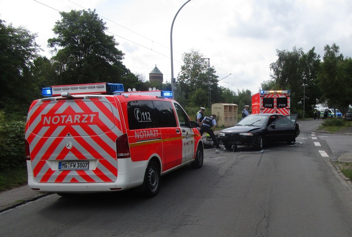 POL-MG: Eisenbahnstraße - Motorradfahrer wird bei Verkehrsunfall schwer verletzt