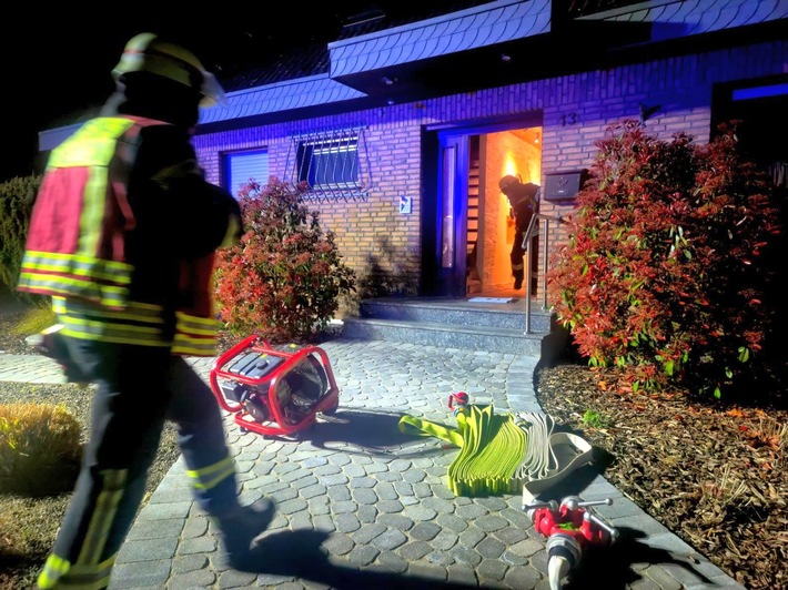 FW Sonsbeck: Verrauchter Keller nach Entstehungsbrand - Rauchwarnmelder wecken schlafende Bewohner rechtzeitig