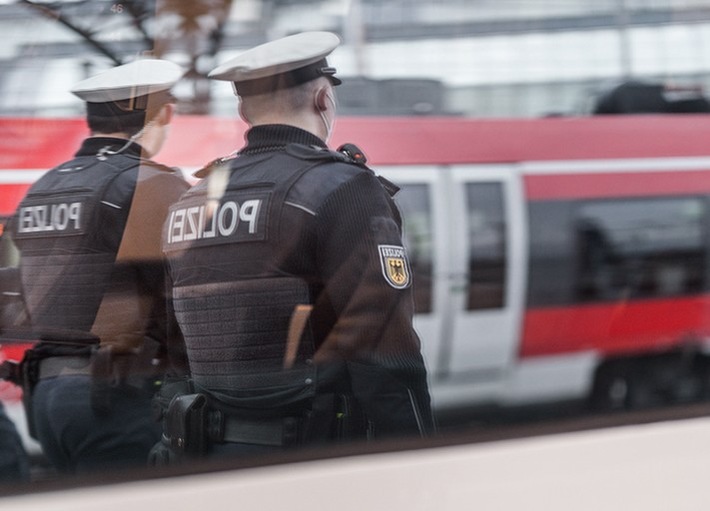BPOL NRW: Bundespolizei hat vergessenen Rucksack mit größeren Bargeldmengen und Reisepässen an rechtmäßigen Eigentümer zurückgeben und kann so Schaden abwenden