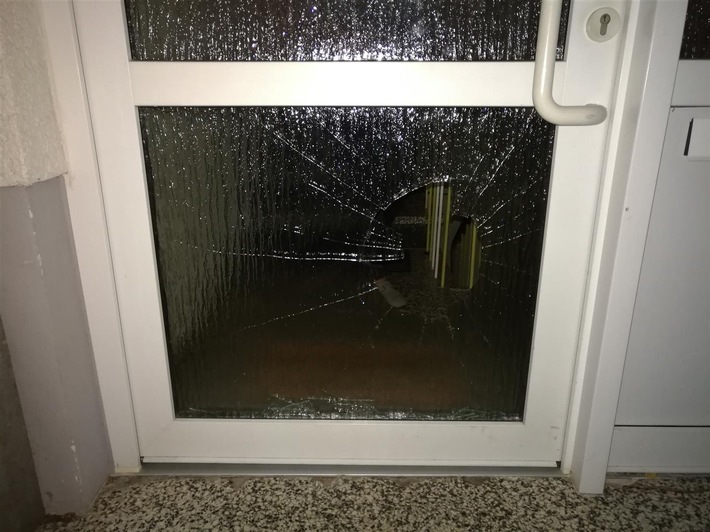 POL-PDKO: Koblenz / Hauseingangstür eingetreten - Glasscheibe beschädigt