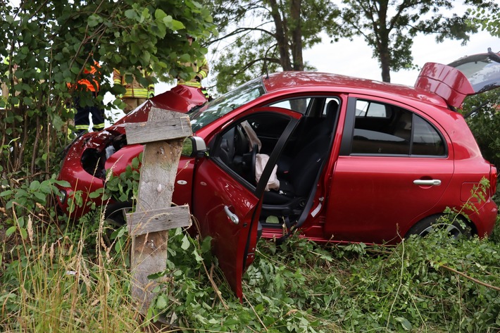 POL-HF: Auto schleudert gegen Baum- Fahrerin schwer verletzt