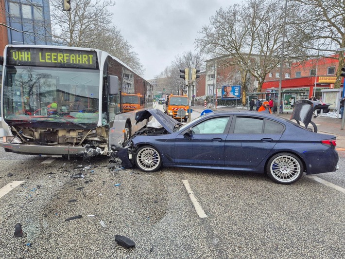 POL-SE: Pinneberg - BMW stößt beim Überholen mit Linienbus zusammen - Mehrere Personen verletzt im Krankenhaus